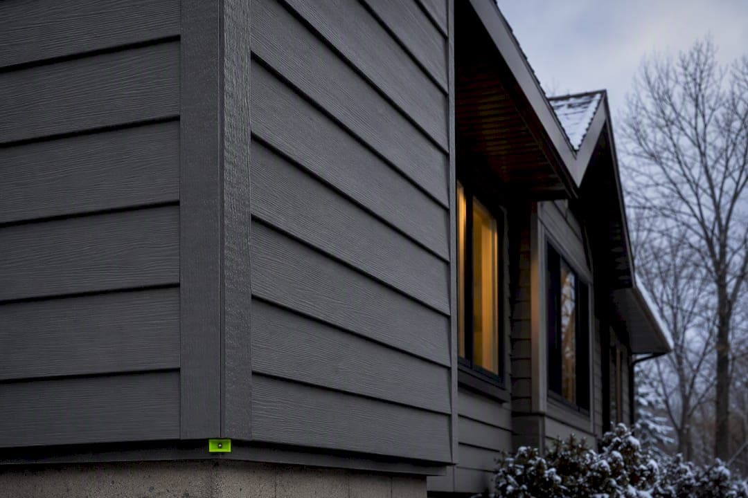 Cut Silica Dust 80–90%: Fiber Cement Siding for Wisconsin Homes