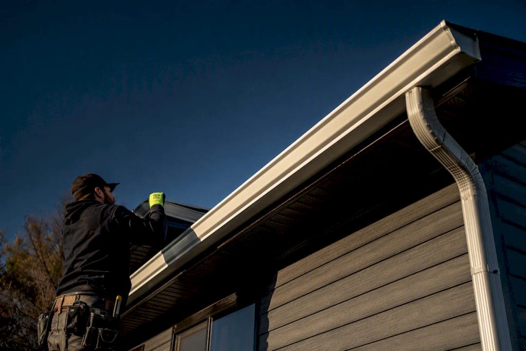 $8–$14/ft Installed: Seamless Gutters Pros and Vetting Checklist for Homeowners
